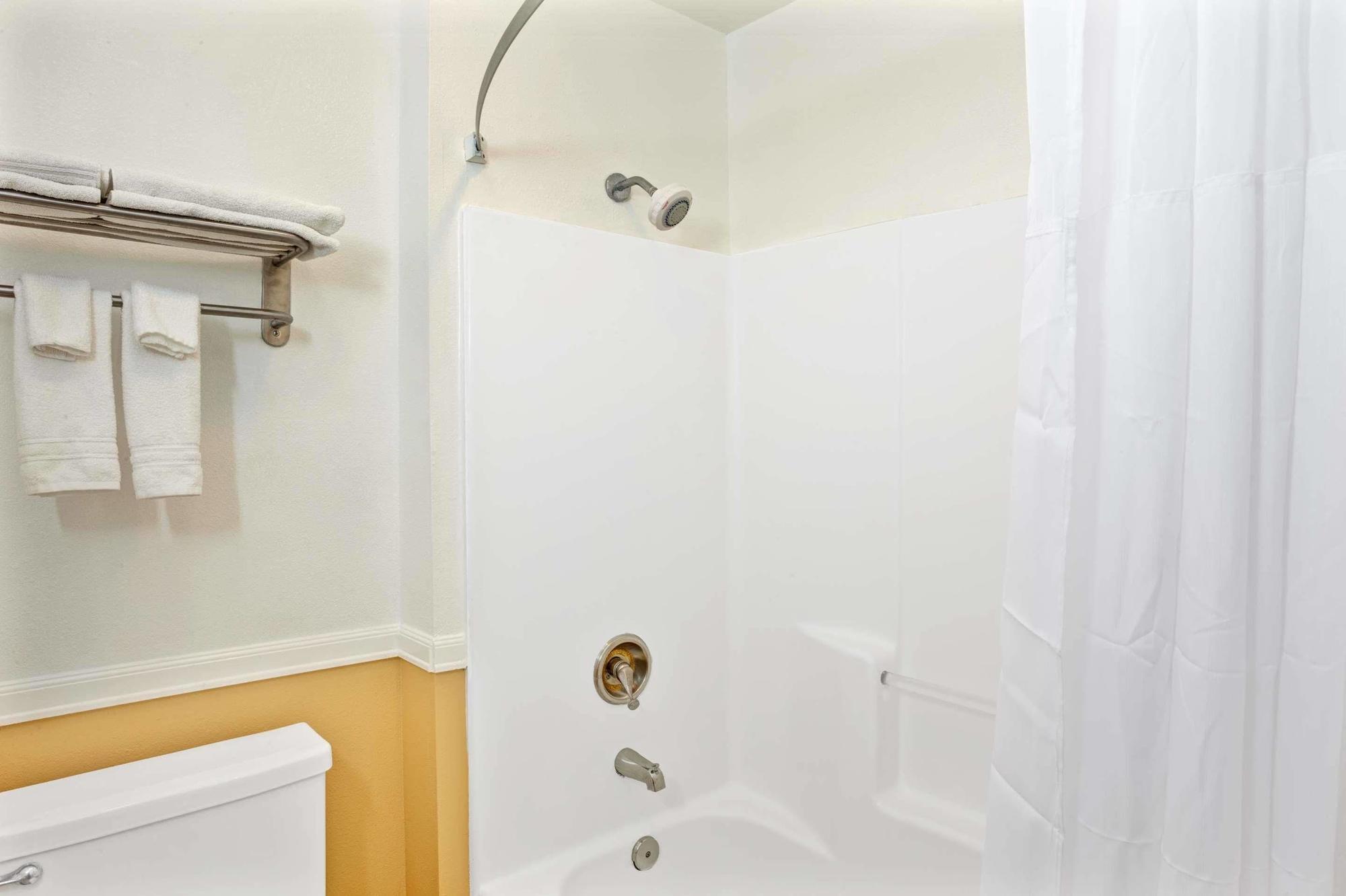 Days Inn By Wyndham Whittier Los Angeles Esterno foto