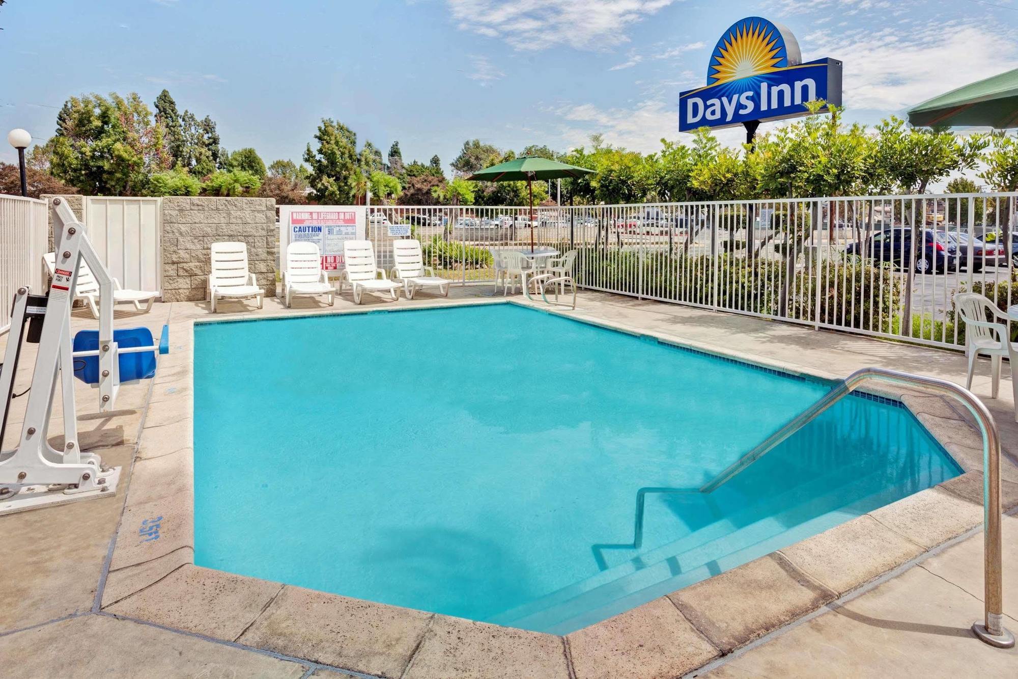 Days Inn By Wyndham Whittier Los Angeles Esterno foto
